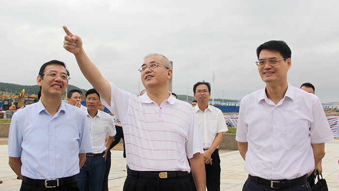 金寧運（右一）陳建軍（中）唐咸僅（左一）查看項目介紹、施工建設(shè)展板.JPG