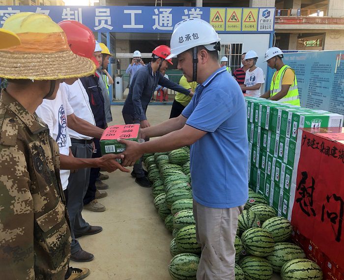 發(fā)放清涼物資。盧瑞陽(yáng) 攝.JPG