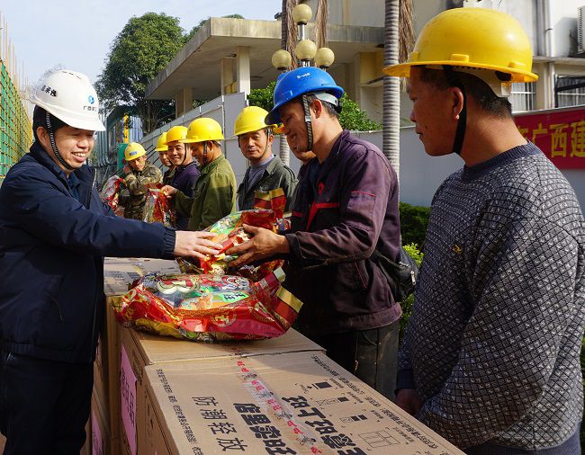 （修圖）為一線工人發(fā)放慰問品。謝微旋 攝_副本.jpg