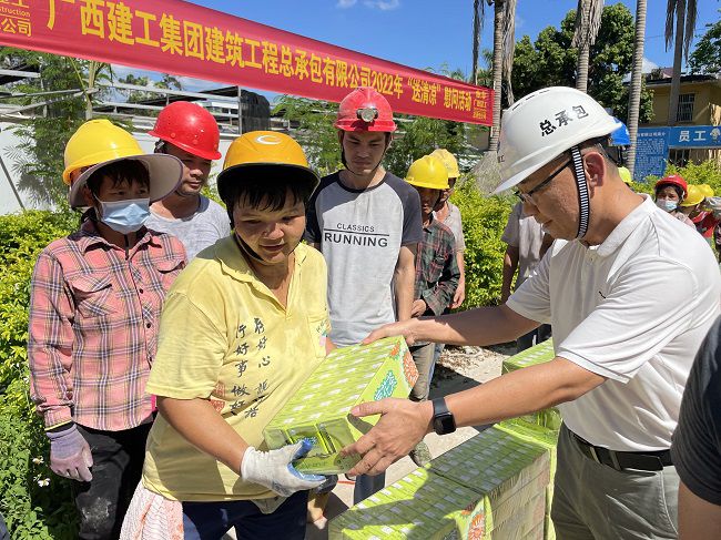 （修圖）陸烜為工人發(fā)放清涼慰問品。容芝雅 攝.jpg